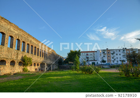 San Lazaro渡槽在晚上(梅里達,西班牙) San Lazaro渡槽在晚上(梅里達,西班牙) 92178910