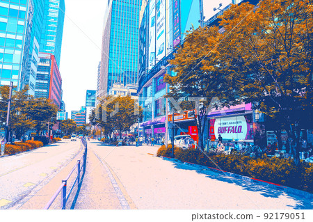 假期在秋葉原享受購物的人和風景的插圖 假期在秋葉原享受購物的人和風景的插圖 92179051