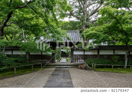 After the rain in early summer Kaiunzan Choshoji entrance [Japanese style image] 92179347