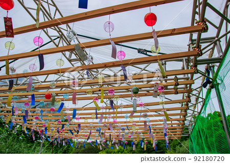 Many wind chimes that make you feel cool in the hot summer Many wind chimes that make you feel cool in the hot summer 92180720