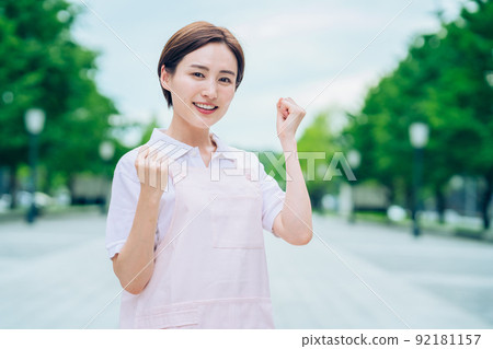 A woman in an apron 92181157