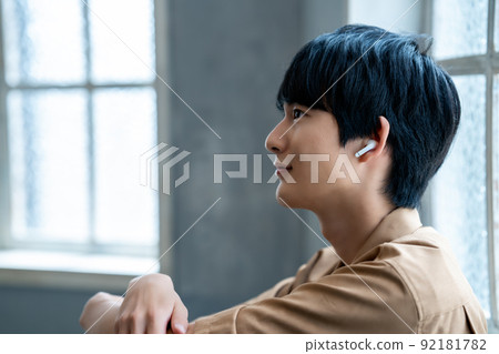 年輕人在房間裡聽音樂 92181782