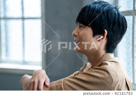 年輕人在房間裡聽音樂 92181783
