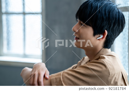 年輕人在房間裡聽音樂 92181784