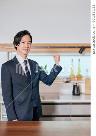 做膽量姿勢的房屋銷售商人 92182112