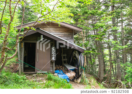 Southern Alps Mt. Senjōgatake Climbing Diary 26: Arrival at Yabusawa Hut. There is a snowfield ahead. Southern Alps Mt. Senjōgatake Climbing Diary 26: Arrival at Yabusawa Hut. There is a snowfield ahead. 92182508