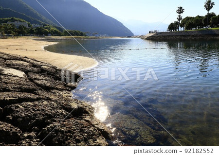 Scenery of Tanoura beach where the evening sun is reflected on the sea surface Scenery of Tanoura beach where the evening sun is reflected on the sea surface 92182552