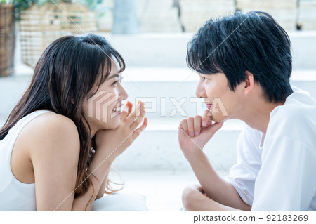 凝視彼此的夫婦 92183269