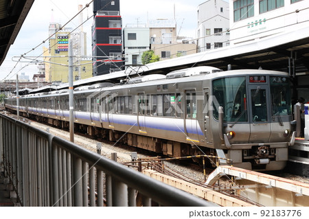 JR West 223 系列列車停靠在京橋站 JR West 223 系列列車停靠在京橋站 92183776