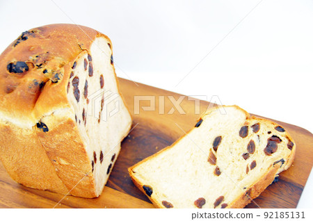 Freshly baked raisin bread 92185131