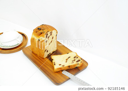 Freshly baked raisin bread 92185146
