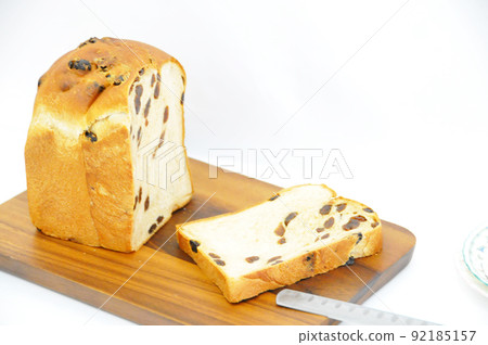 Freshly baked raisin bread 92185157