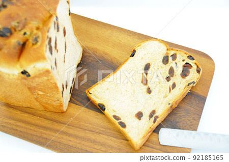 Freshly baked raisin bread 92185165