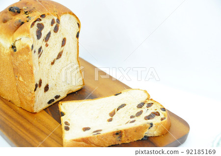 Freshly baked raisin bread 92185169