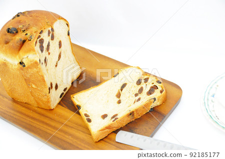 Freshly baked raisin bread 92185177