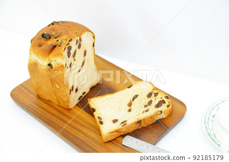 Freshly baked raisin bread 92185179