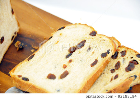 Freshly baked raisin bread 92185184
