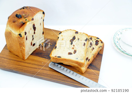 Freshly baked raisin bread 92185190