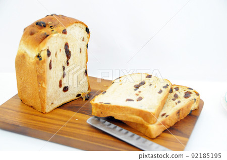 Freshly baked raisin bread 92185195