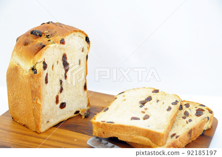 Freshly baked raisin bread 92185197