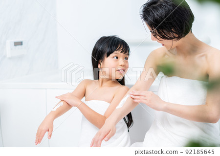 父母和孩子在洗澡時保濕。 父母和孩子在洗澡時保濕。 92185645