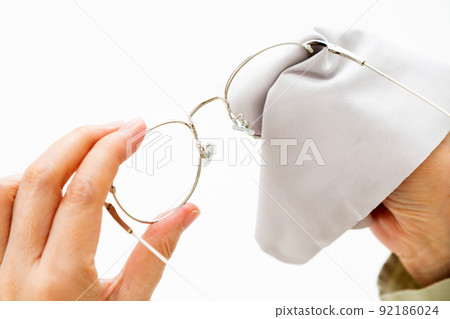 中間女人擦眼鏡(老花鏡) 中間女人擦眼鏡(老花鏡) 92186024