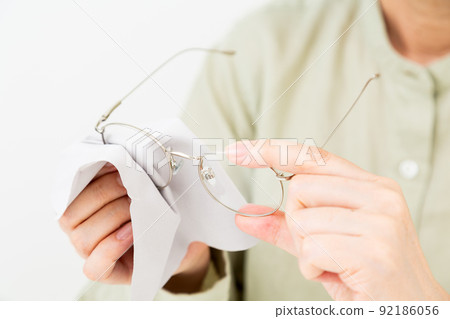 中間女人擦眼鏡（老花鏡） 92186056