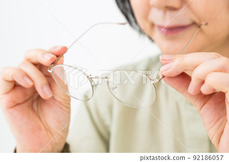 中間女人擦眼鏡（老花鏡） 92186057