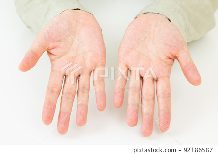 Middle woman's palm 92186587