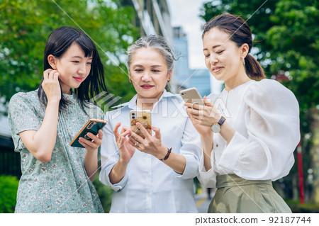 A woman with gray hair learning how to use a smartphone 92187744