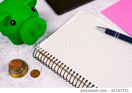 Important Message On Notebook On Desk With Money, Mobile Phone, Pen And Pig Box. Critical Informations On Notepad On Table With Cents, Cellphone And Pen. 92187751