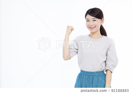 一個三十多歲的女人做一個膽量的姿勢 92188883