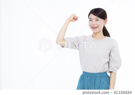 一個三十多歲的女人做一個膽量的姿勢 92188884