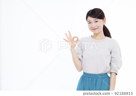 一個三十多歲的女人簽署OK 92188913