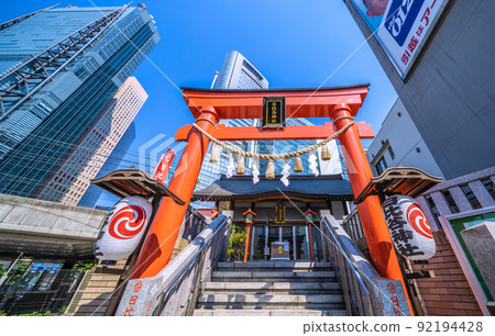 日本東京城市景觀東新橋日比穀神社和摩天大樓景觀 = 7 月 1 日 日本東京城市景觀東新橋日比穀神社和摩天大樓景觀 = 7 月 1 日 92194428
