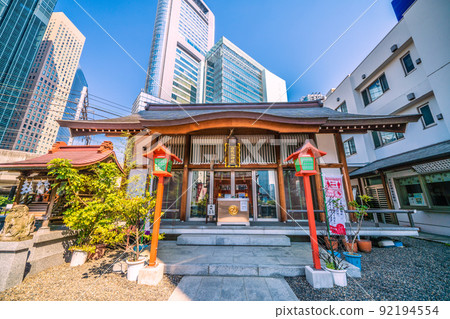 日本東京城市景觀東新橋日比穀神社和摩天大樓景觀 = 7 月 1 日 日本東京城市景觀東新橋日比穀神社和摩天大樓景觀 = 7 月 1 日 92194554