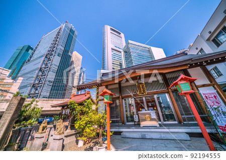 日本東京城市景觀東新橋日比穀神社和摩天大樓景觀 = 7 月 1 日 92194555