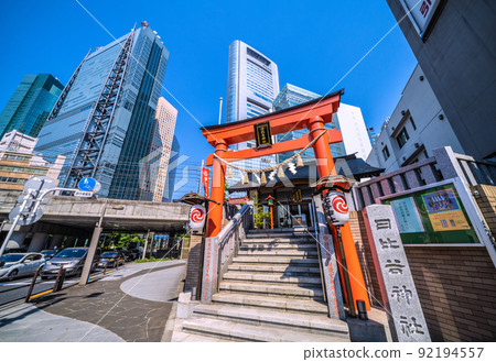 日本東京城市景觀東新橋日比穀神社和摩天大樓景觀 = 7 月 1 日 日本東京城市景觀東新橋日比穀神社和摩天大樓景觀 = 7 月 1 日 92194557