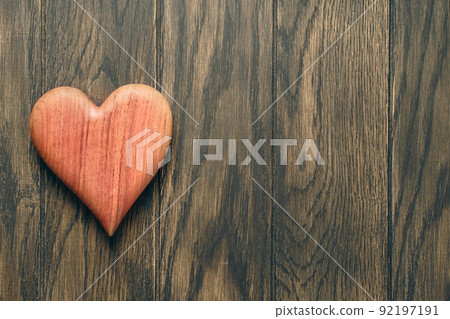 Wooden heart on oak table 92197191