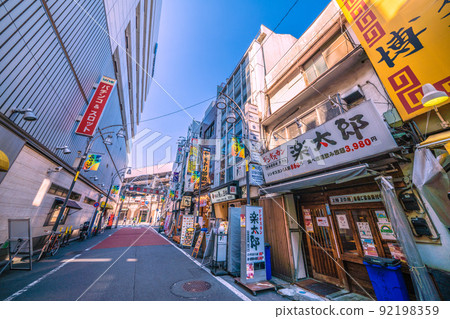 日本東京城市景觀 行為沒有限制，但 BA.5 感染爆發。在新橋的酒吧區再次爬上來的影子……＝7月1日 92198359