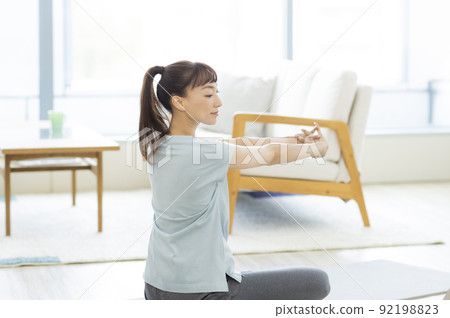 在家進行女性瑜伽訓練 92198823