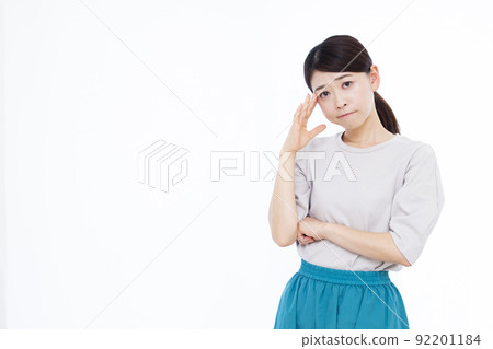 A woman in her thirties who is seriously worried 92201184
