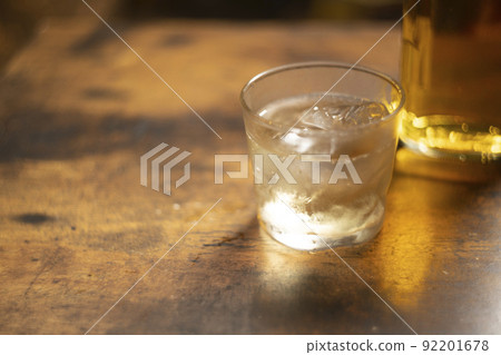 Whiskey with water Bourbon brandy whiskey BAR home drinking Irish scotch 92201678