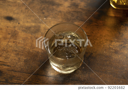 Whiskey with water Bourbon brandy whiskey BAR home drinking Irish scotch 92201682