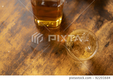 威士忌加水波旁白蘭地威士忌 BAR 家喝愛爾蘭蘇格蘭威士忌 威士忌加水波旁白蘭地威士忌 BAR 家喝愛爾蘭蘇格蘭威士忌 92201684