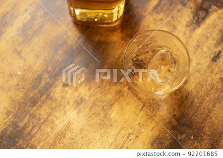 威士忌加水波旁白蘭地威士忌 BAR 家喝愛爾蘭蘇格蘭威士忌 威士忌加水波旁白蘭地威士忌 BAR 家喝愛爾蘭蘇格蘭威士忌 92201685