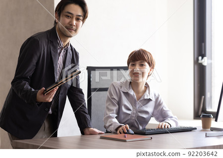 開會的年輕商人 92203642