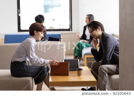 開會的年輕商人 92203643