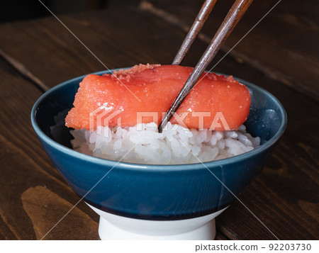 新鮮煮熟的白米飯上的明太子。 新鮮煮熟的白米飯上的明太子。 92203730