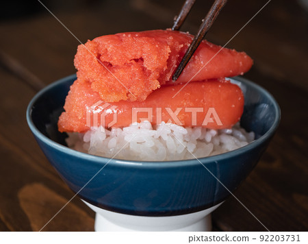 新鮮煮熟的白米飯上的明太子。兩層。 新鮮煮熟的白米飯上的明太子。兩層。 92203731